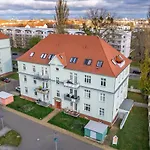 Ruhig - Privatparkplatz - Barrierearm Quiet - Private Car Park - Barrier *